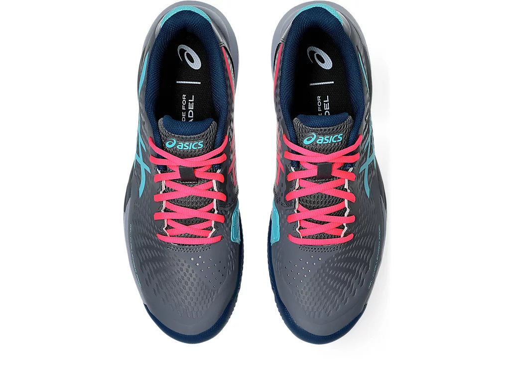 Joueur de padel portant Asics Gel Challenger 14 Energy Aqua