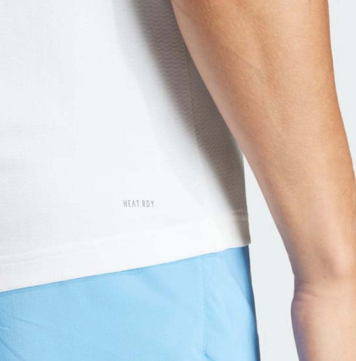 Polo Adidas Freelift Blanc porté en action sportive