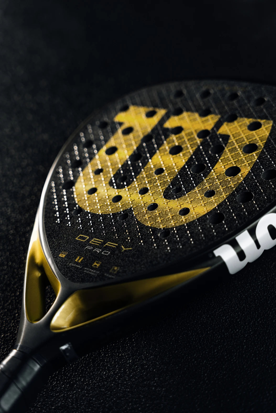 Design élégant et moderne de la raquette Wilson Defy Pro V1
