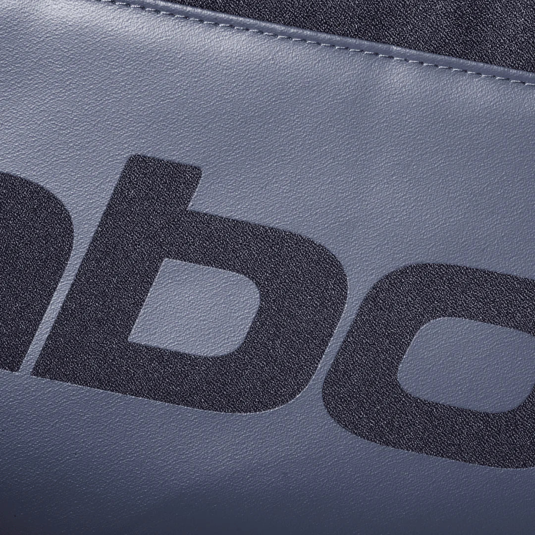 Joueur utilisant le Sac Babolat Court S Black pour transporter son équipement de padel