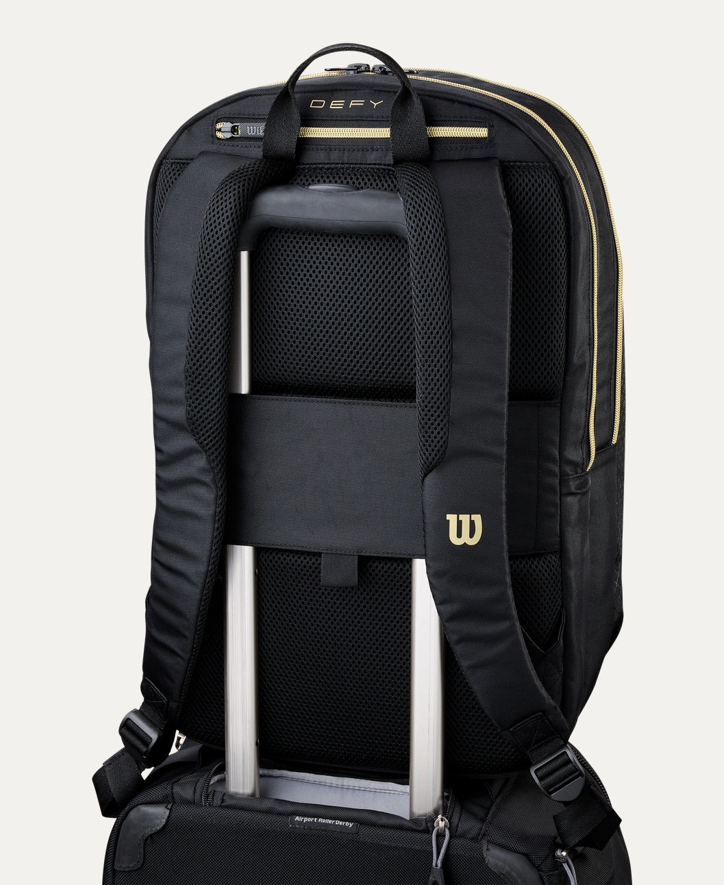 Sac à dos de padel Wilson Defy V1 noir, sac pratique avec compartiments pour raquettes et accessoires sportifs.