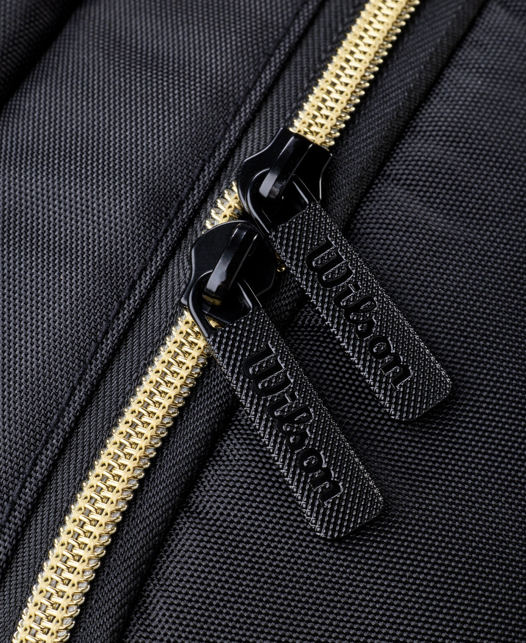 Sac à dos de padel Wilson Defy V1 noir, sac de sport avec compartiments pour raquettes et accessoires.