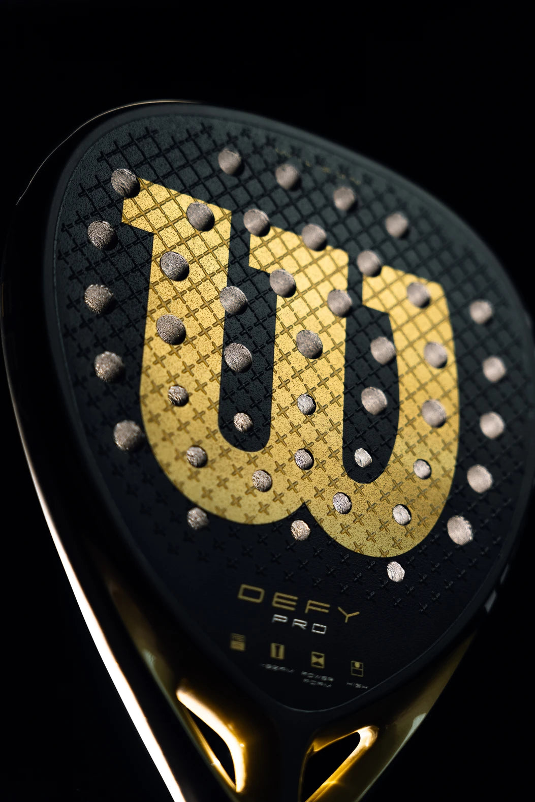 Gros plan sur les détails de la raquette de padel Wilson Defy Pro V1