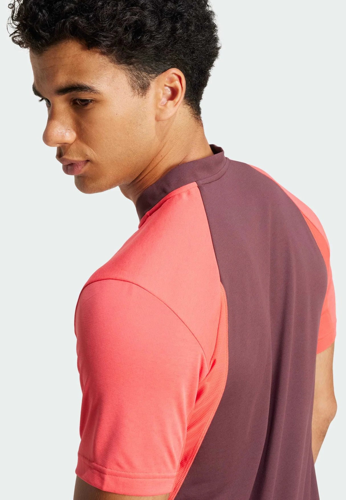 Détail matière et couture du Polo Adidas Freelift Lucid Red