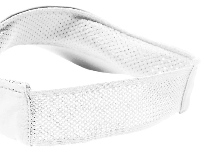 Visière Asics White portée sur terrain de padel