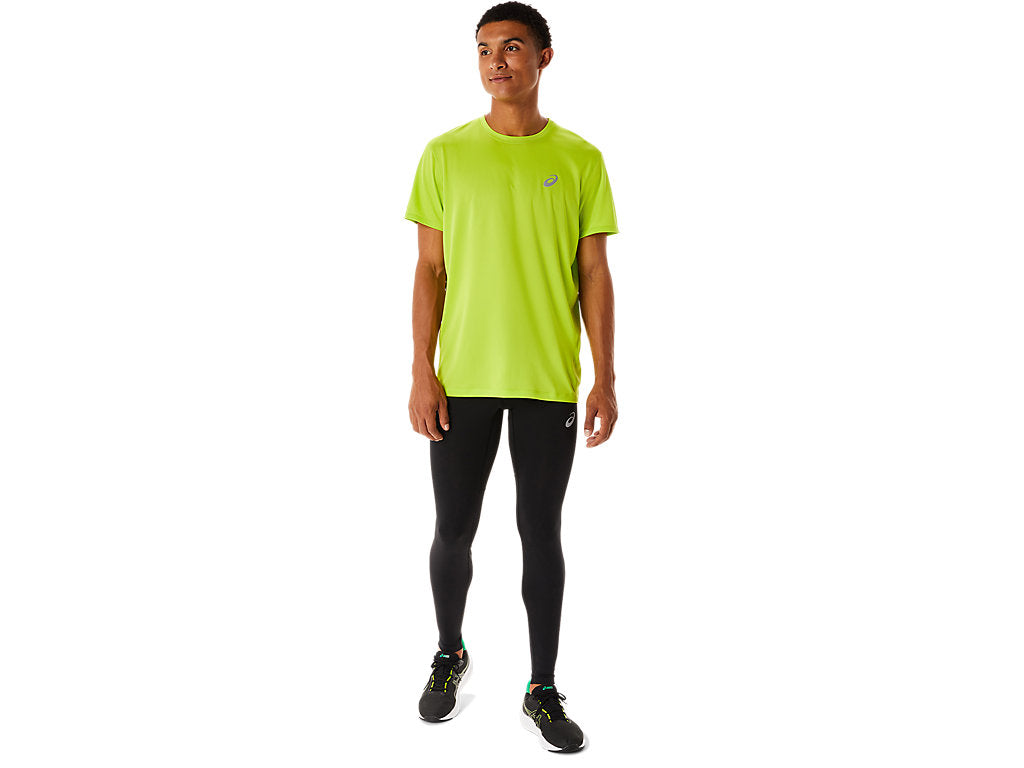 ee Shirt Asics Jaune porté pendant une activité sportive