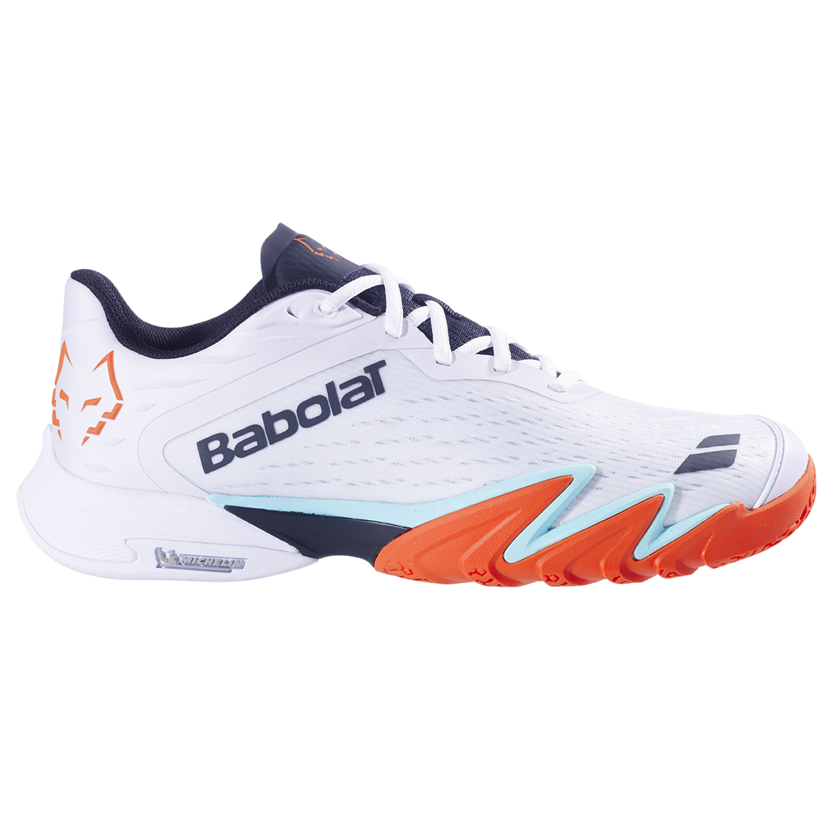 Chaussures de padel Babolat Jet Premura 3 pour hommes en blanc et orange, avec semelle sportive et design moderne.