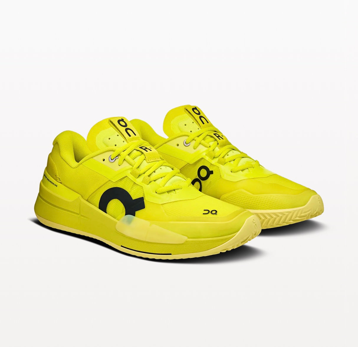 Chaussures On THE ROGER Pro 2 en action sur terrain en terre battue