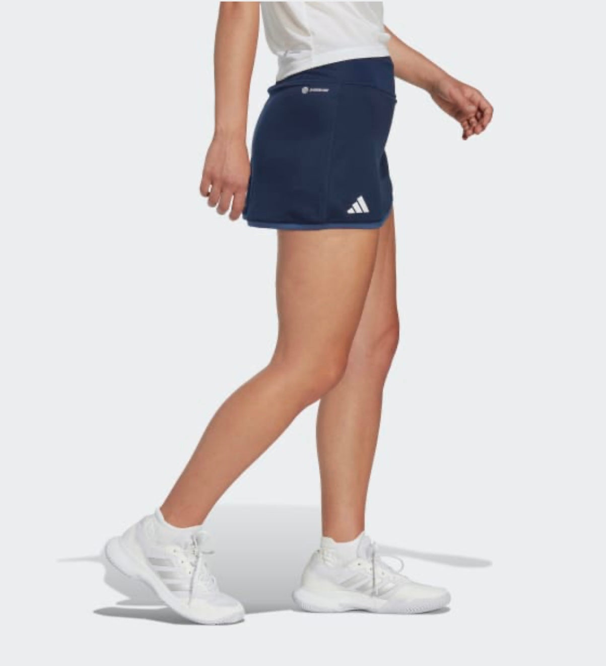 Jupe Adidas Marine portée sur le court
