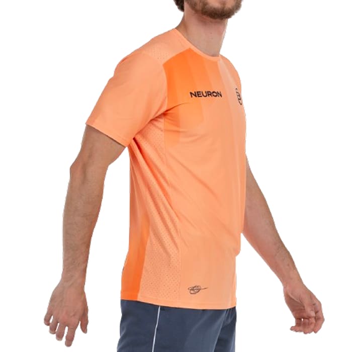 Joueur portant le Tee Shirt Bullpadel Chingotto Papaya en match