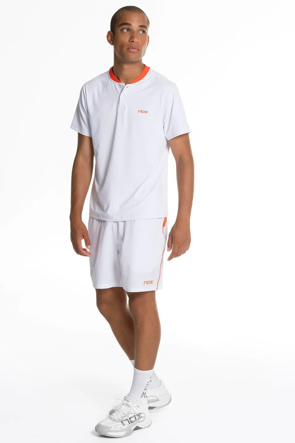Polo Nox Team Regular White porté par un joueur