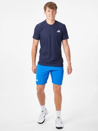 T-shirt pour hommes Adidas Freelift Legend en bleu foncé, tissu léger avec logo Adidas visible sur la poitrine.