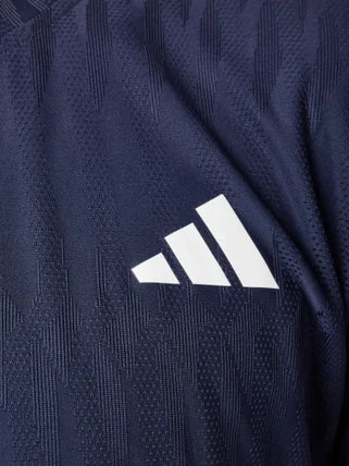 T-shirt pour hommes Adidas Freelift Legend Ink, en coton, avec logo Adidas sur la poitrine, porté sur mannequin.
