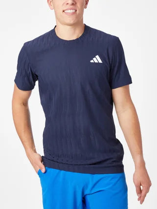 T-shirt Adidas Freelift Legend Ink pour hommes en coton, coupe décontractée et design moderne.