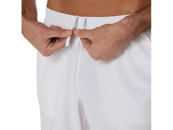 Short Asics Court Short Brilliant White en action sur le terrain