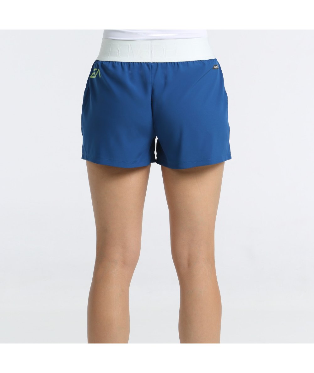 Short sportif Bullpadel Berbi Azul Oscuro en action