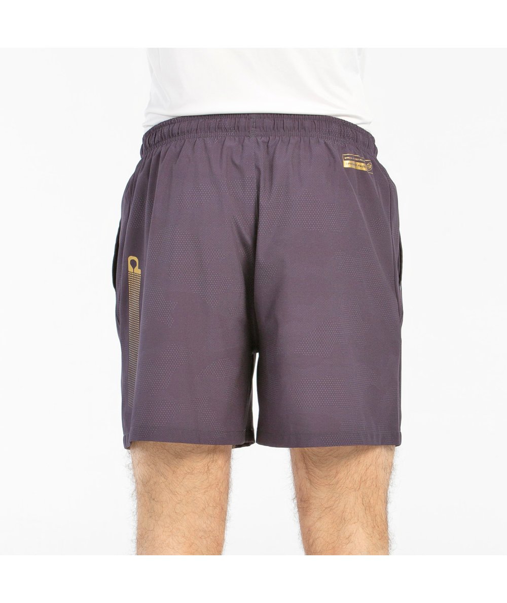 Short Bullpadel Bugle Carbon porté sur le court