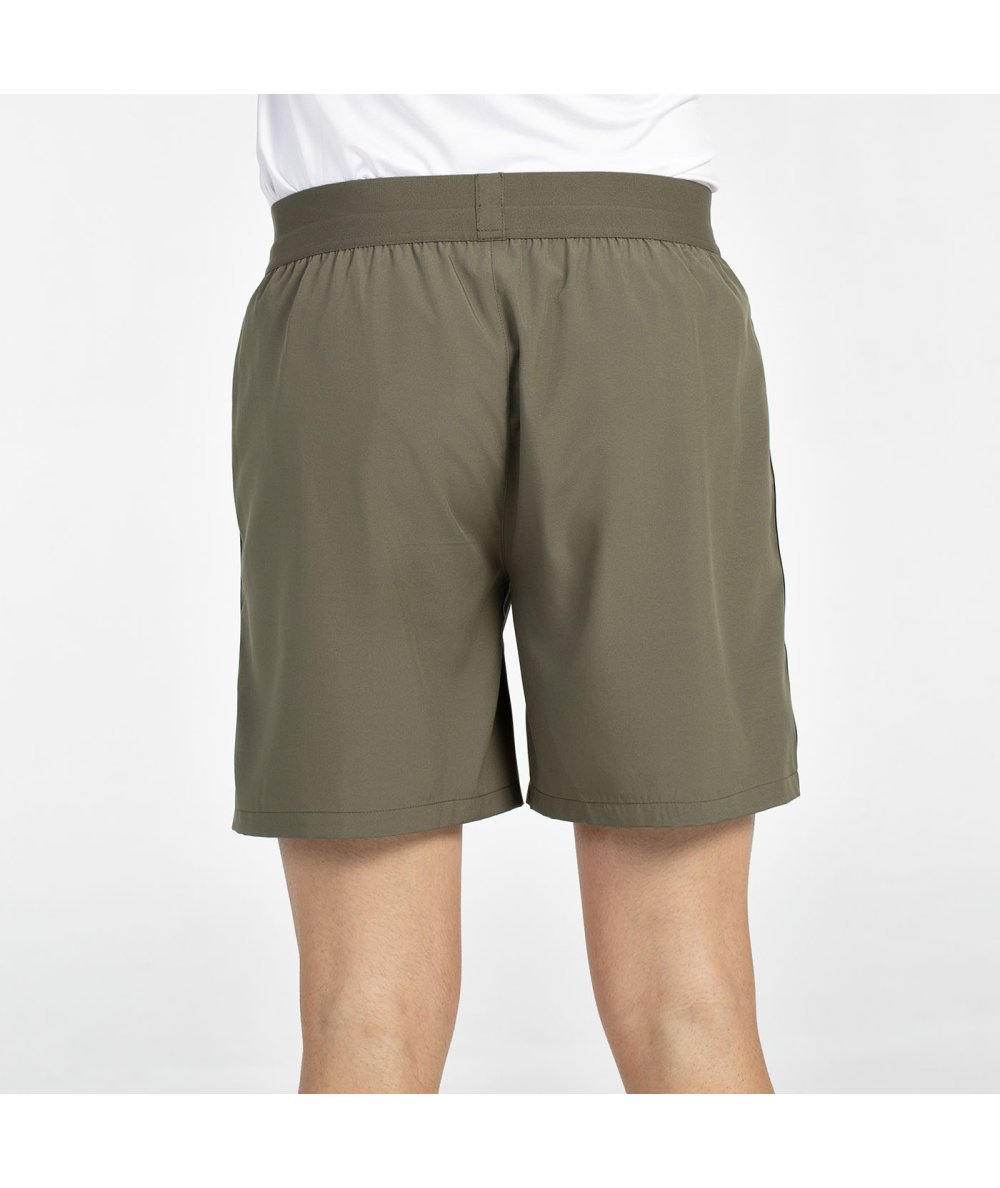 Short Bullpadel Maceda Kaki porté par un joueur