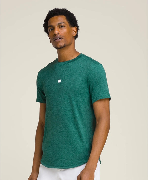 Joueur portant Tee Shirt Wilson Everyday Performance Field Green sur le terrain