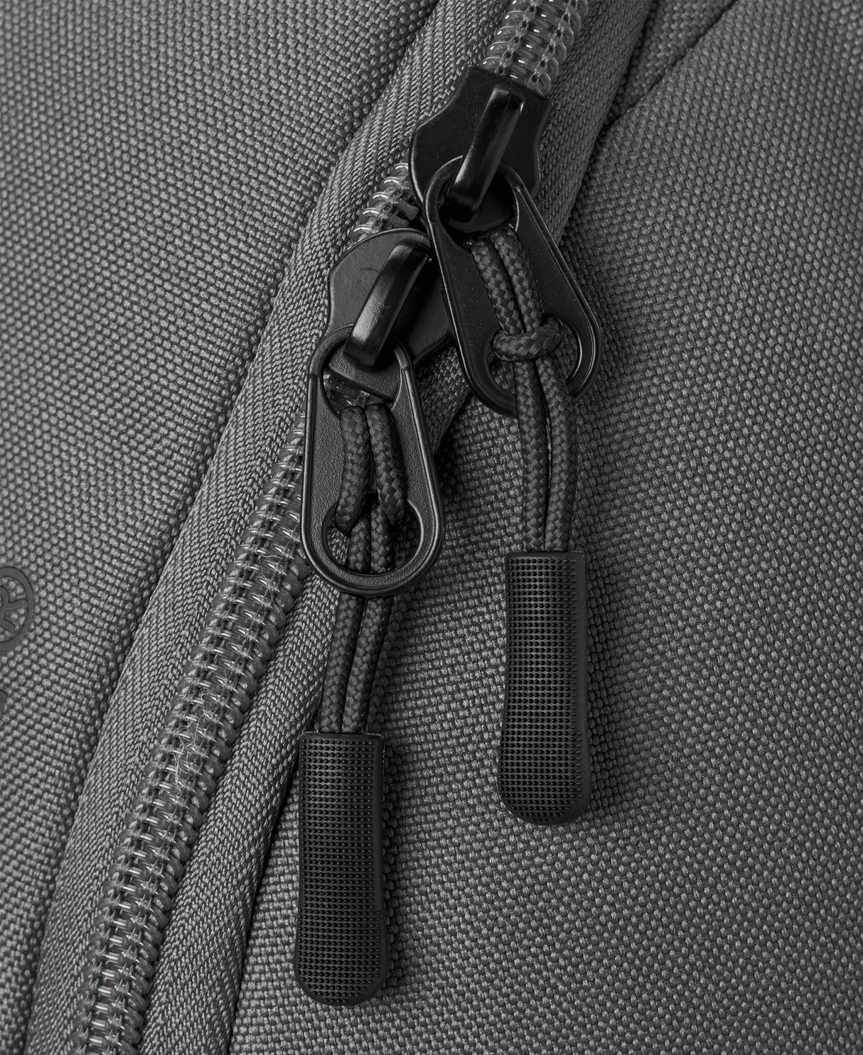 Logo Wilson rouge sur le sac à dos Pro Staff