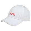 Casquette blanche Nox portée en extérieur

