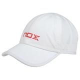 Casquette blanche Nox portée en extérieur

