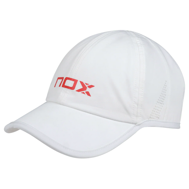 Casquette blanche Nox portée en extérieur

