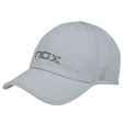 Casquette grise Nox portée en extérieur

