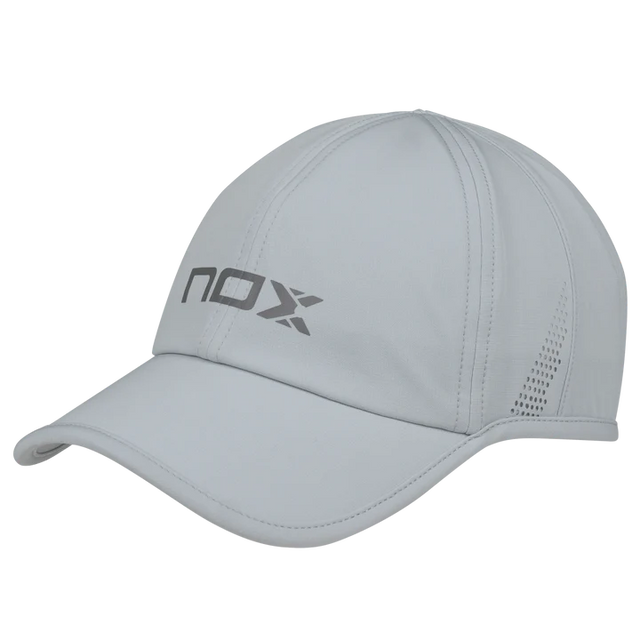 Casquette grise Nox portée en extérieur

