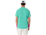 Tee-shirt de padel pour hommes Asics Game SS Top en vert Aurora, tissu léger et respirant, porté par un homme.