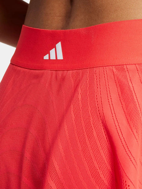 Joueuse portant la Jupe Adidas Wow Lucid Red sur le terrain de padel
