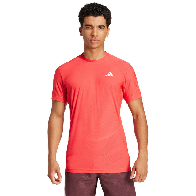 Joueur portant le Tee Shirt Adidas Freelift Lucid Red sur le terrain de padel