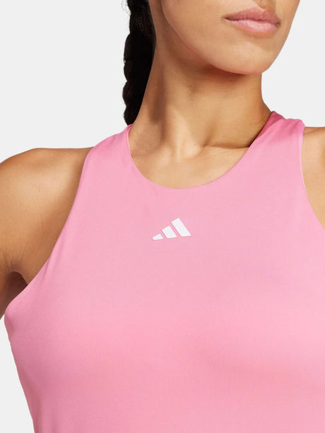 Joueuse portant la Robe Adidas Y Dress Pink Fusion sur le terrain de padel