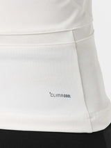 Joueuse portant le Débardeur Adidas Y Tank Midi White sur le terrain de padel