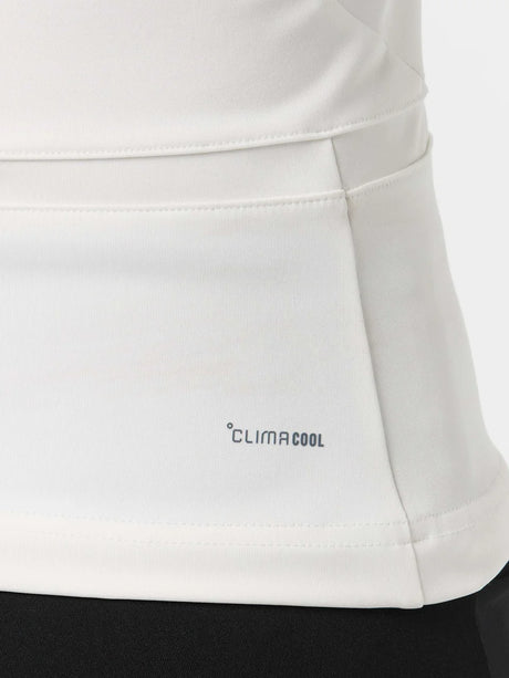 Joueuse portant le Débardeur Adidas Y Tank Midi White sur le terrain de padel