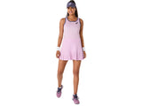 Robe Asics Match Dress Light Ube sur terrain de padel