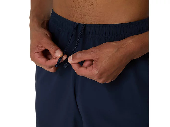 Short Asics Court Short Midnight en action sur le terrain