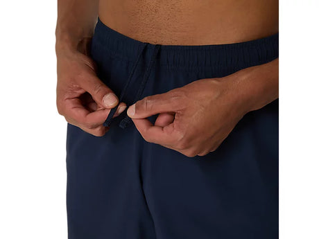 Short Asics Court Short Midnight en action sur le terrain