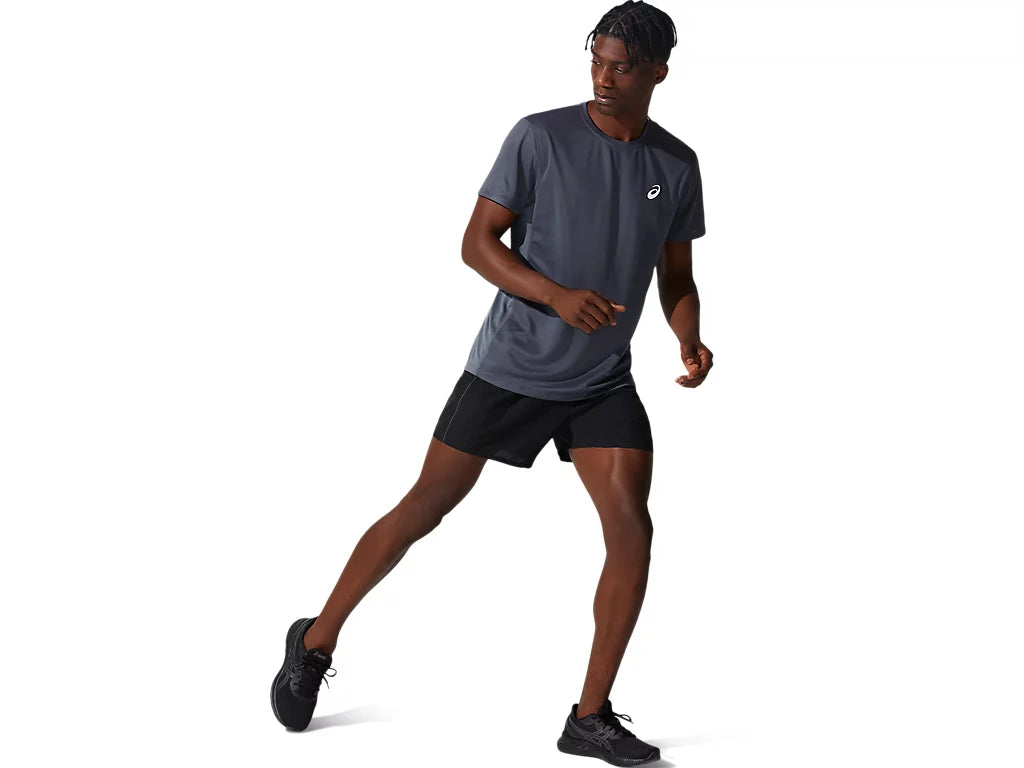 Tee Shirt Asics Gris porté pendant le padel