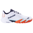 Chaussures de padel Babolat Jet Premura 3 pour hommes en blanc et orange, avec semelle sportive et design moderne.