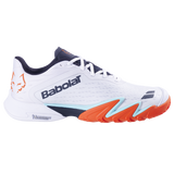 Chaussures de padel Babolat Jet Premura 3 pour hommes en blanc et orange, avec semelle sportive et design moderne.