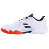 Chaussures de padel Babolat Jet Premura 3 pour hommes, blanc et orange, avec semelle antidérapante et design sportif.