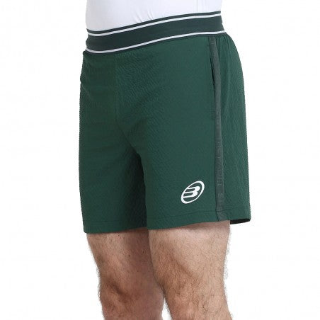 Short Bullpadel Lobios Jungla porté par un joueur