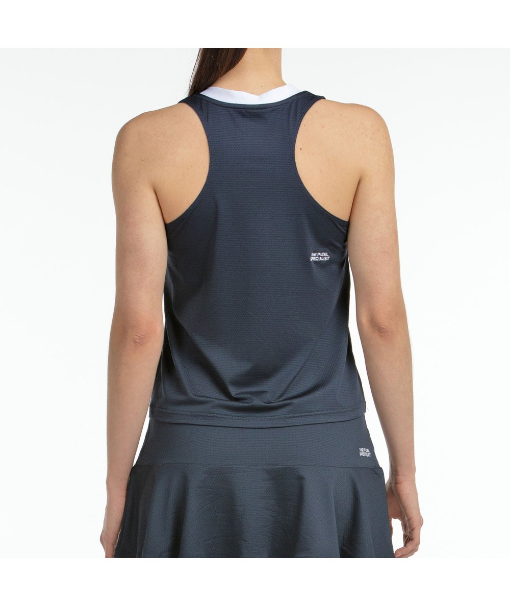 Tee Shirt Bullpadel Talita Azul Marino porté sur le court