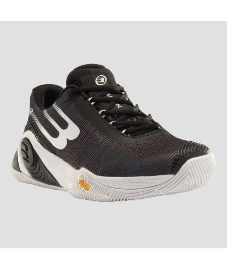 Chaussures Bullpadel Hack Vibram 24V Noir mouvement sur terrain