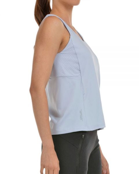 Débardeur Bullpadel Oroso Gris sur le court de padel