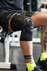 Genouillère Floky Support Noir, accessoire de maintien pour le genou, avec design ergonomique et matiere résistante.