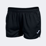Short Joma Hobby Noir sur terrain de padel