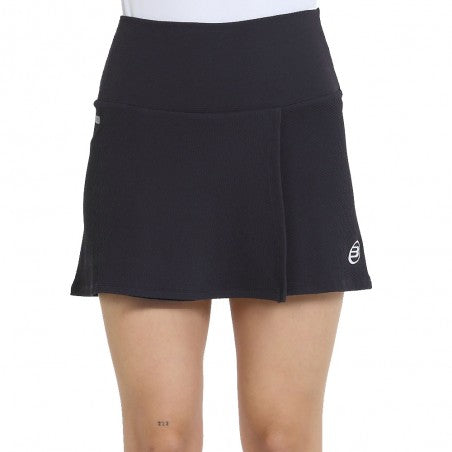 Jupe Bullpadel Petin Carbon femme sur le court de padel