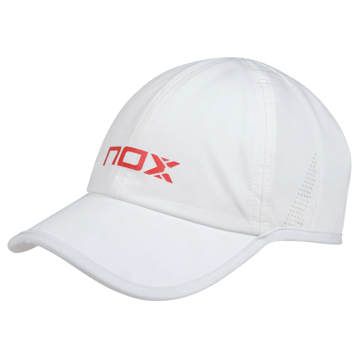 Casquette blanche Nox portée en extérieur


